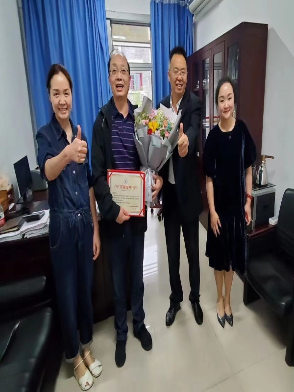 LHTk_1663569841925073538.jpg
